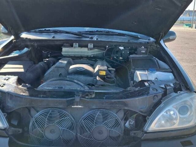 Черный Мерседес МЛ 350, объемом двигателя 3.7 л и пробегом 325 тыс. км за 5555 $, фото 10 на Automoto.ua