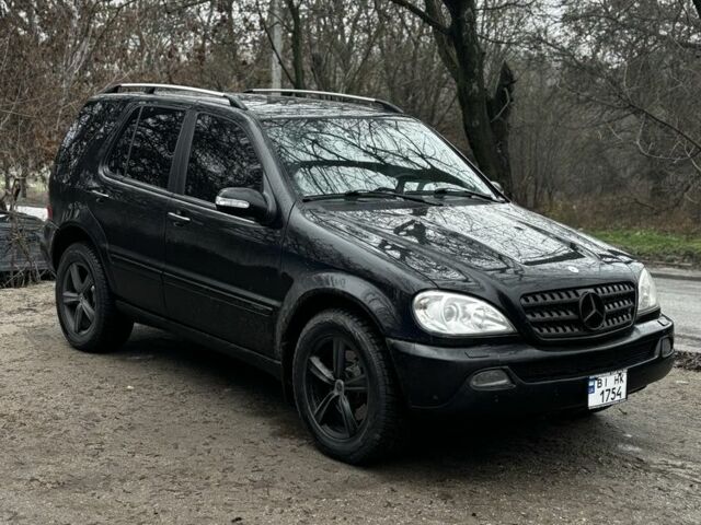 Черный Мерседес МЛ 350, объемом двигателя 3.7 л и пробегом 270 тыс. км за 8999 $, фото 2 на Automoto.ua