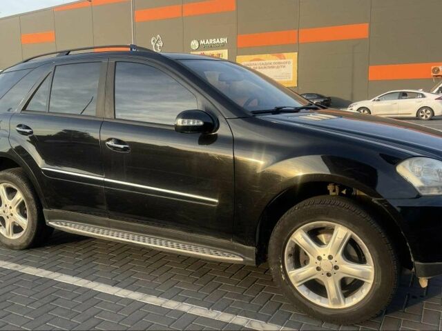 Чорний Мерседес МЛ 350, об'ємом двигуна 3.5 л та пробігом 208 тис. км за 7700 $, фото 1 на Automoto.ua