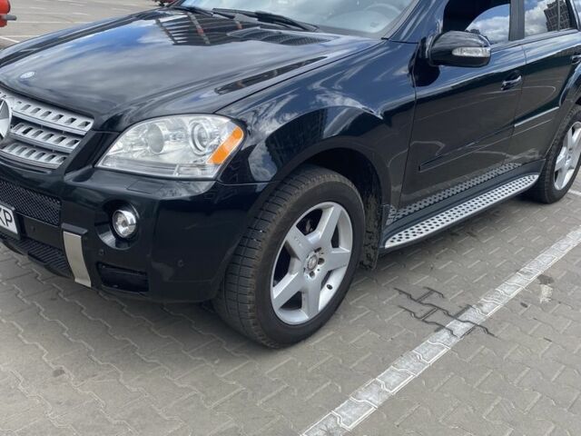 Черный Мерседес МЛ 350, объемом двигателя 3.5 л и пробегом 270 тыс. км за 8500 $, фото 1 на Automoto.ua