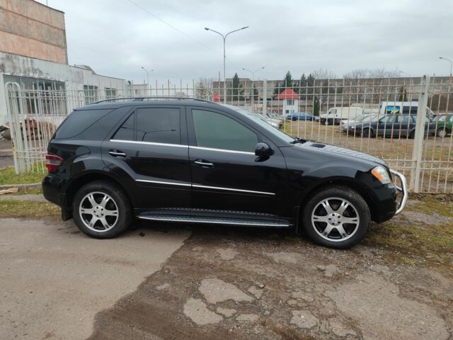 Черный Мерседес МЛ 350, объемом двигателя 3.5 л и пробегом 400 тыс. км за 11000 $, фото 2 на Automoto.ua