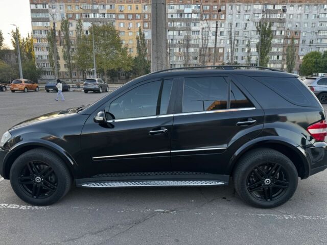 Черный Мерседес МЛ 350, объемом двигателя 3.5 л и пробегом 320 тыс. км за 10500 $, фото 1 на Automoto.ua
