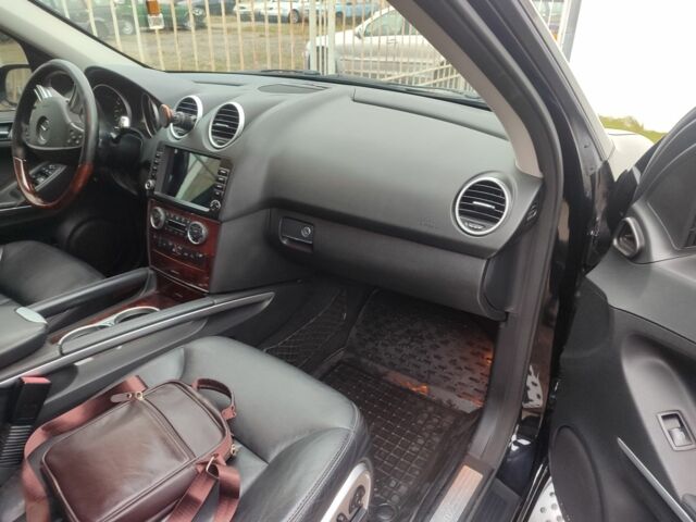 Черный Мерседес МЛ 350, объемом двигателя 3.5 л и пробегом 400 тыс. км за 11000 $, фото 6 на Automoto.ua