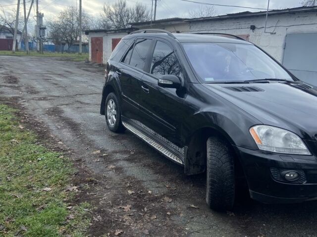 Черный Мерседес МЛ 350, объемом двигателя 3.5 л и пробегом 2 тыс. км за 10200 $, фото 1 на Automoto.ua