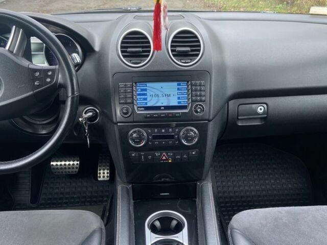 Черный Мерседес МЛ 350, объемом двигателя 3.5 л и пробегом 2 тыс. км за 10200 $, фото 8 на Automoto.ua