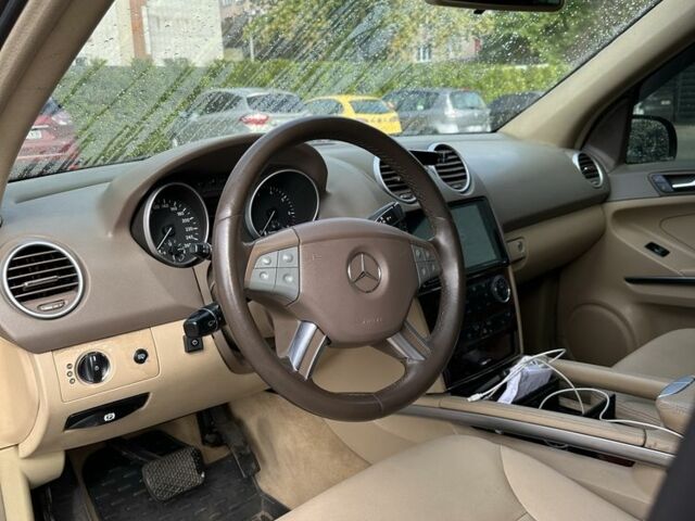 Черный Мерседес МЛ 350, объемом двигателя 3.5 л и пробегом 300 тыс. км за 9500 $, фото 7 на Automoto.ua