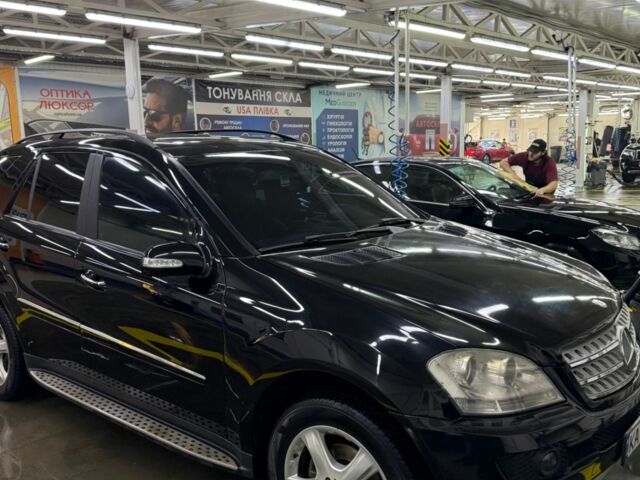 Черный Мерседес МЛ 350, объемом двигателя 3.5 л и пробегом 242 тыс. км за 9499 $, фото 1 на Automoto.ua