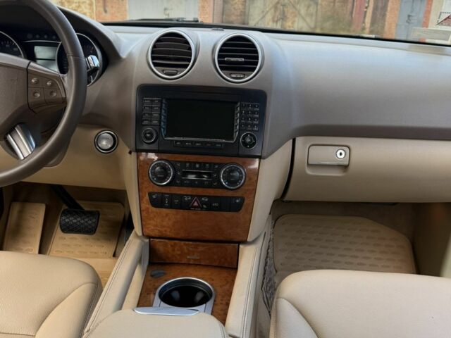 Черный Мерседес МЛ 350, объемом двигателя 3.5 л и пробегом 230 тыс. км за 12800 $, фото 5 на Automoto.ua