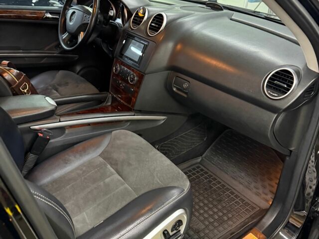 Черный Мерседес МЛ 350, объемом двигателя 3.5 л и пробегом 242 тыс. км за 9499 $, фото 7 на Automoto.ua