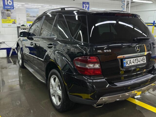 Черный Мерседес МЛ 350, объемом двигателя 3.5 л и пробегом 242 тыс. км за 9499 $, фото 3 на Automoto.ua