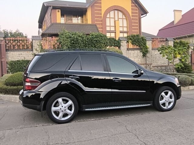 Черный Мерседес МЛ 350, объемом двигателя 3.5 л и пробегом 184 тыс. км за 13900 $, фото 3 на Automoto.ua