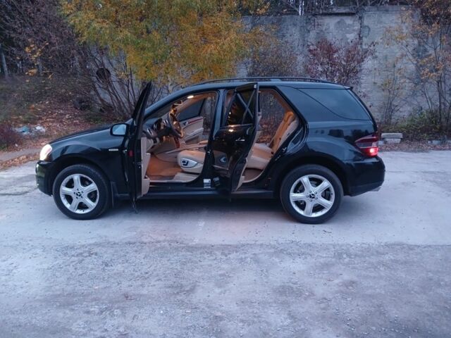 Черный Мерседес МЛ 350, объемом двигателя 3.5 л и пробегом 234 тыс. км за 13500 $, фото 15 на Automoto.ua