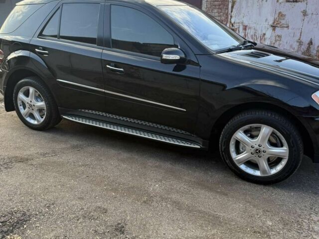 Черный Мерседес МЛ 350, объемом двигателя 3.5 л и пробегом 230 тыс. км за 12800 $, фото 1 на Automoto.ua