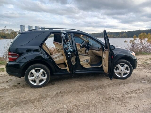 Черный Мерседес МЛ 350, объемом двигателя 3.5 л и пробегом 234 тыс. км за 13500 $, фото 7 на Automoto.ua