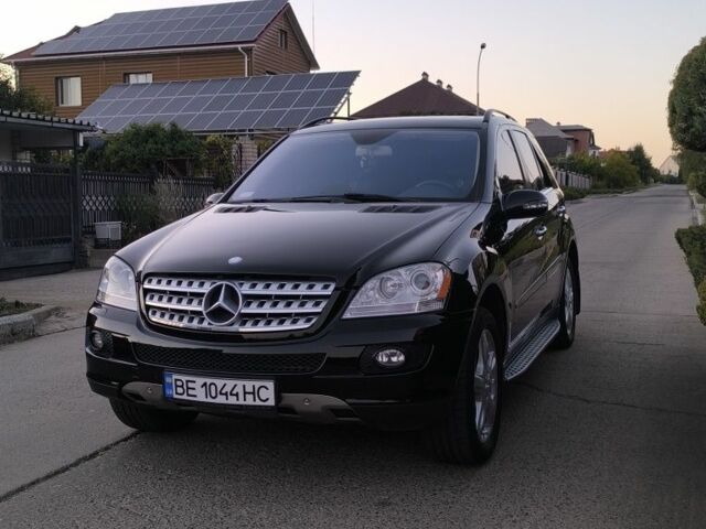 Черный Мерседес МЛ 350, объемом двигателя 3.5 л и пробегом 184 тыс. км за 13900 $, фото 1 на Automoto.ua