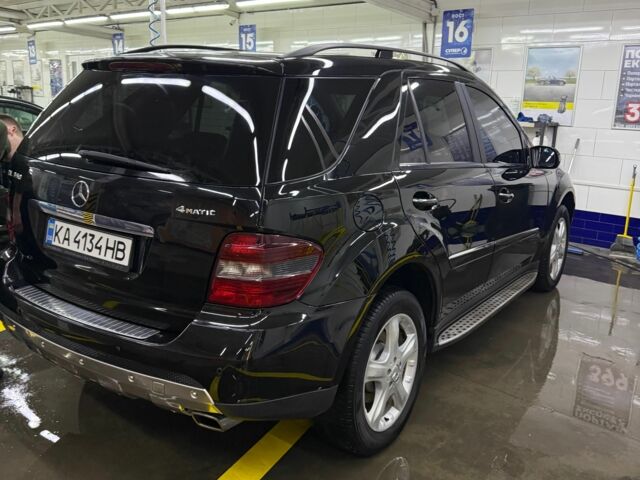 Черный Мерседес МЛ 350, объемом двигателя 3.5 л и пробегом 242 тыс. км за 9499 $, фото 2 на Automoto.ua