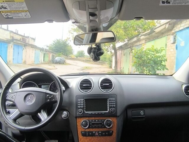 Черный Мерседес МЛ 350, объемом двигателя 3.5 л и пробегом 184 тыс. км за 13900 $, фото 22 на Automoto.ua