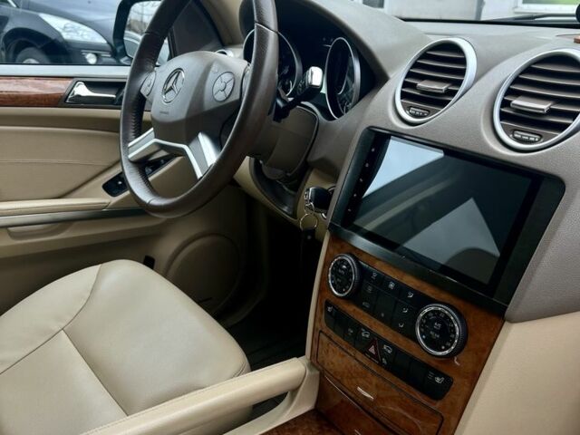 Черный Мерседес МЛ 350, объемом двигателя 3.5 л и пробегом 240 тыс. км за 272 $, фото 3 на Automoto.ua