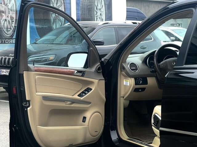 Черный Мерседес МЛ 350, объемом двигателя 3.5 л и пробегом 240 тыс. км за 272 $, фото 2 на Automoto.ua