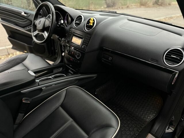 Черный Мерседес МЛ 350, объемом двигателя 3 л и пробегом 340 тыс. км за 15500 $, фото 2 на Automoto.ua