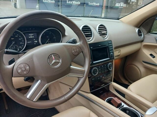 Чорний Мерседес МЛ 350, об'ємом двигуна 3 л та пробігом 345 тис. км за 13500 $, фото 4 на Automoto.ua