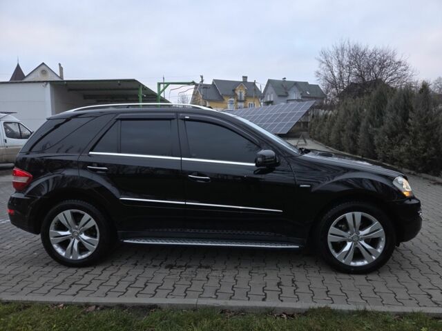 Черный Мерседес МЛ 350, объемом двигателя 3 л и пробегом 334 тыс. км за 17300 $, фото 1 на Automoto.ua