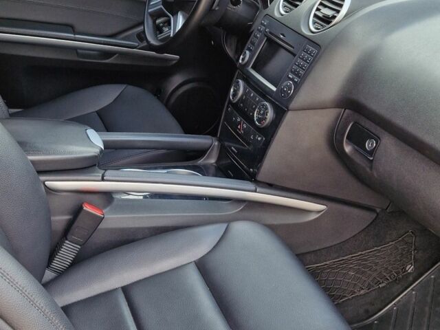 Черный Мерседес МЛ 350, объемом двигателя 3 л и пробегом 334 тыс. км за 17300 $, фото 12 на Automoto.ua