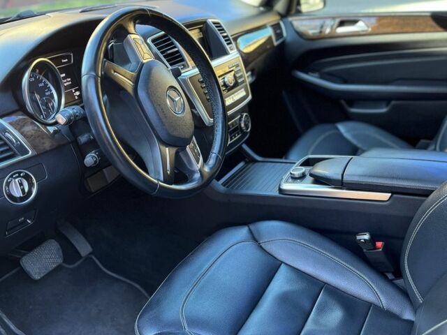 Мерседес МЛ 350 2011 в Ровно на Automoto.ua Черный Мерседес МЛ 350, объемом двигателя 3 л и пробегом 260 тыс. км за 20000 $, фото 4 на Automoto.ua