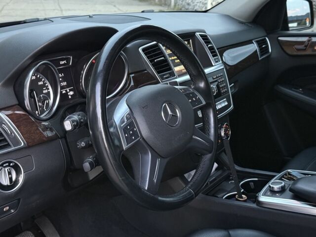 Черный Мерседес МЛ 350, объемом двигателя 3 л и пробегом 260 тыс. км за 15000 $, фото 2 на Automoto.ua