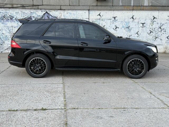 Черный Мерседес МЛ 350, объемом двигателя 3 л и пробегом 260 тыс. км за 15000 $, фото 6 на Automoto.ua