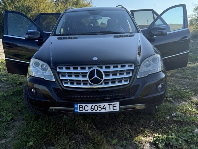 Черный Мерседес МЛ 350, объемом двигателя 3 л и пробегом 286 тыс. км за 17700 $, фото 15 на Automoto.ua