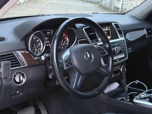 Черный Мерседес МЛ 350, объемом двигателя 3 л и пробегом 260 тыс. км за 15000 $, фото 3 на Automoto.ua