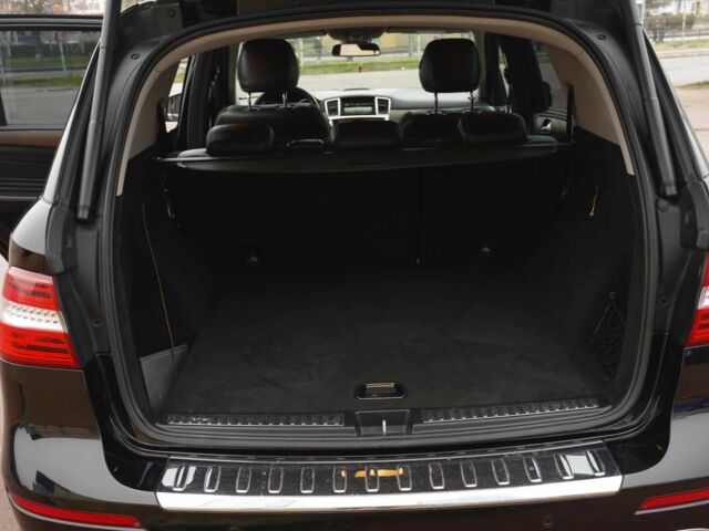 Черный Мерседес МЛ 350, объемом двигателя 3 л и пробегом 255 тыс. км за 25000 $, фото 20 на Automoto.ua