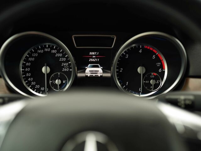 Черный Мерседес МЛ 350, объемом двигателя 3 л и пробегом 255 тыс. км за 25000 $, фото 11 на Automoto.ua