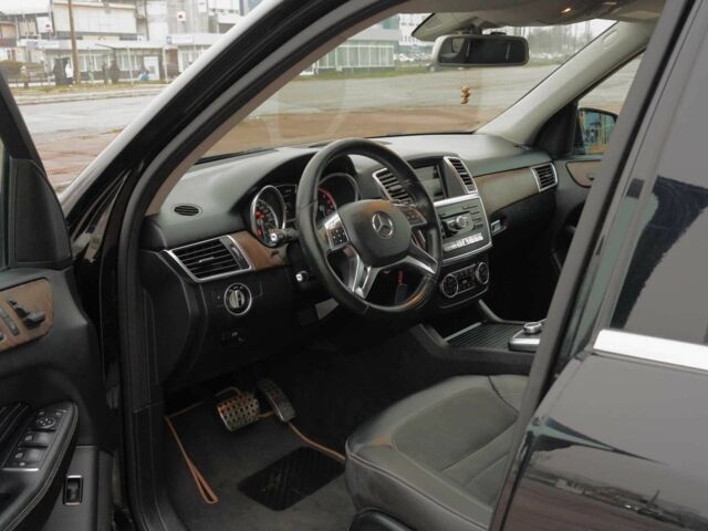 Черный Мерседес МЛ 350, объемом двигателя 3 л и пробегом 255 тыс. км за 25000 $, фото 13 на Automoto.ua