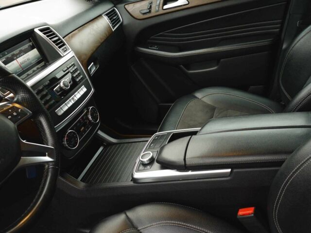 Черный Мерседес МЛ 350, объемом двигателя 3 л и пробегом 255 тыс. км за 25000 $, фото 14 на Automoto.ua