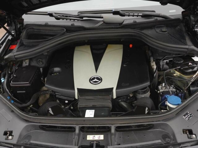 Черный Мерседес МЛ 350, объемом двигателя 3 л и пробегом 255 тыс. км за 25000 $, фото 21 на Automoto.ua