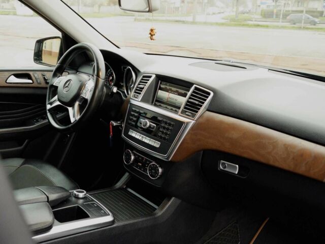 Черный Мерседес МЛ 350, объемом двигателя 3 л и пробегом 255 тыс. км за 25000 $, фото 15 на Automoto.ua