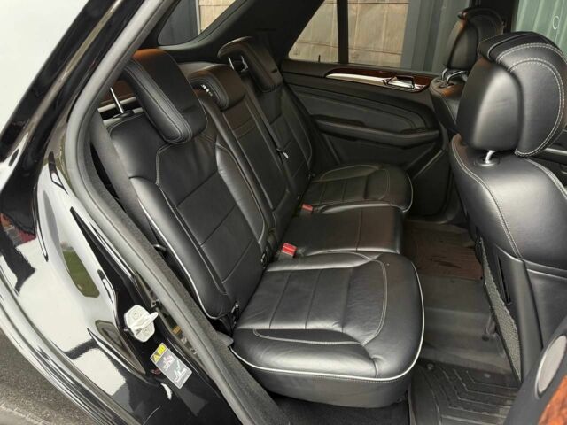 Черный Мерседес МЛ 350, объемом двигателя 3.5 л и пробегом 331 тыс. км за 16950 $, фото 10 на Automoto.ua