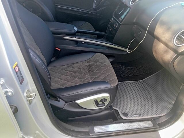 Серый Мерседес МЛ 350, объемом двигателя 3.5 л и пробегом 303 тыс. км за 8999 $, фото 2 на Automoto.ua