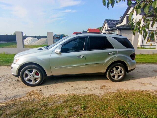 Серый Мерседес МЛ 350, объемом двигателя 3.5 л и пробегом 303 тыс. км за 8999 $, фото 12 на Automoto.ua