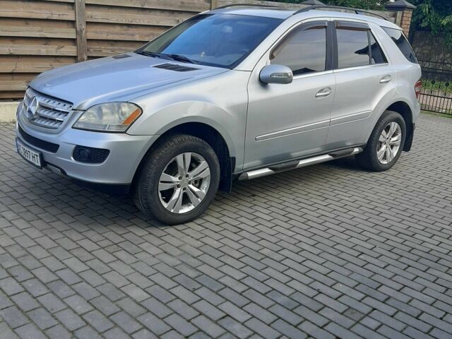 Серый Мерседес МЛ 350, объемом двигателя 3.5 л и пробегом 213 тыс. км за 10900 $, фото 2 на Automoto.ua