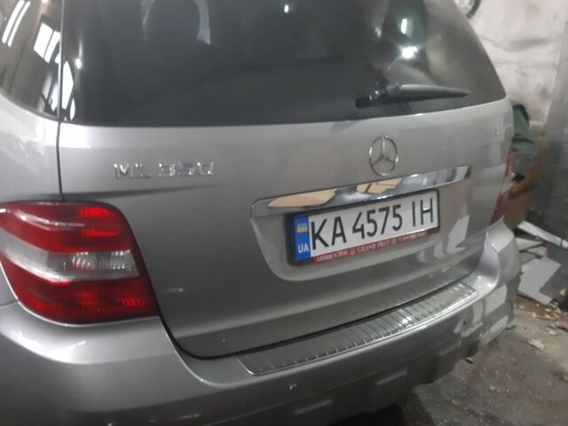 Сірий Мерседес МЛ 350, об'ємом двигуна 3.5 л та пробігом 250 тис. км за 9000 $, фото 3 на Automoto.ua