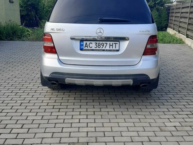 Серый Мерседес МЛ 350, объемом двигателя 3.5 л и пробегом 213 тыс. км за 10900 $, фото 4 на Automoto.ua