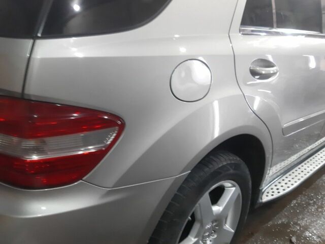 Сірий Мерседес МЛ 350, об'ємом двигуна 3.5 л та пробігом 250 тис. км за 9000 $, фото 1 на Automoto.ua