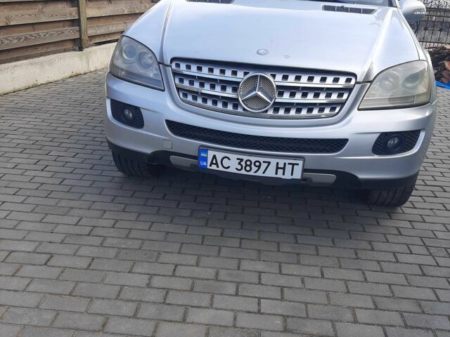 Серый Мерседес МЛ 350, объемом двигателя 3.5 л и пробегом 213 тыс. км за 10900 $, фото 1 на Automoto.ua