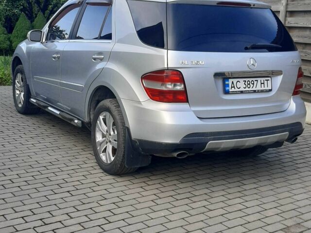 Серый Мерседес МЛ 350, объемом двигателя 3.5 л и пробегом 213 тыс. км за 10900 $, фото 5 на Automoto.ua