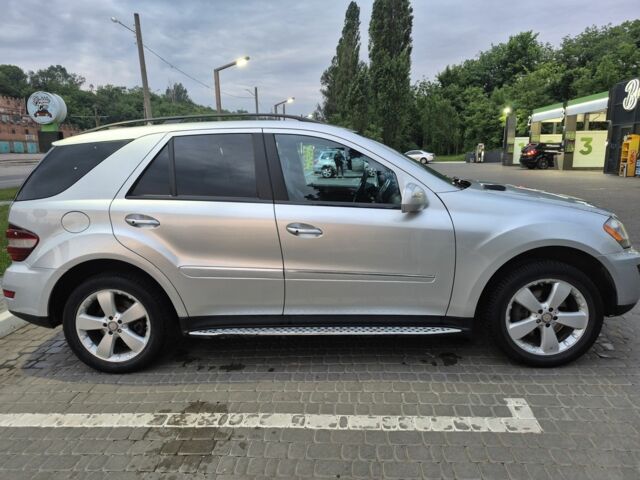 Серый Мерседес МЛ 350, объемом двигателя 3.5 л и пробегом 180 тыс. км за 11100 $, фото 2 на Automoto.ua