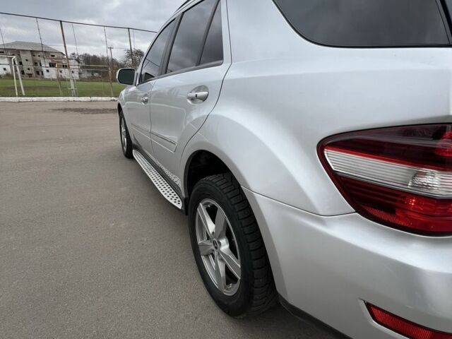 Серый Мерседес МЛ 350, объемом двигателя 3.5 л и пробегом 249 тыс. км за 9599 $, фото 7 на Automoto.ua