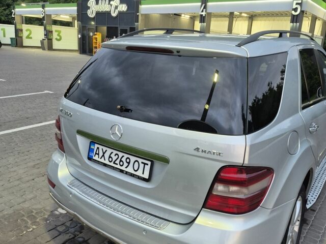 Серый Мерседес МЛ 350, объемом двигателя 3.5 л и пробегом 180 тыс. км за 11100 $, фото 3 на Automoto.ua